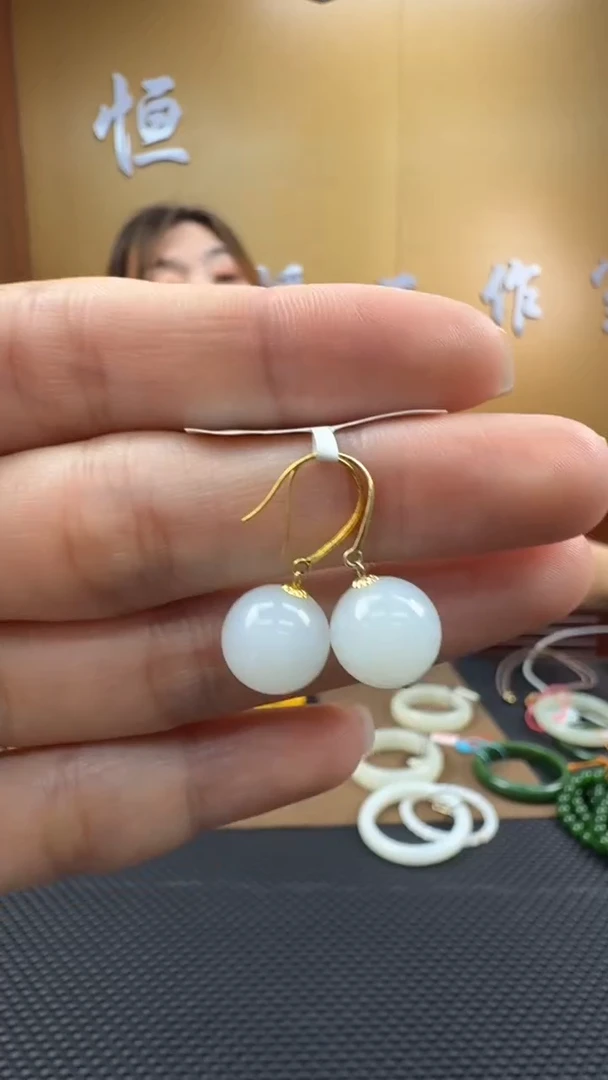 颈饰18K金镶嵌和田玉耳饰一对