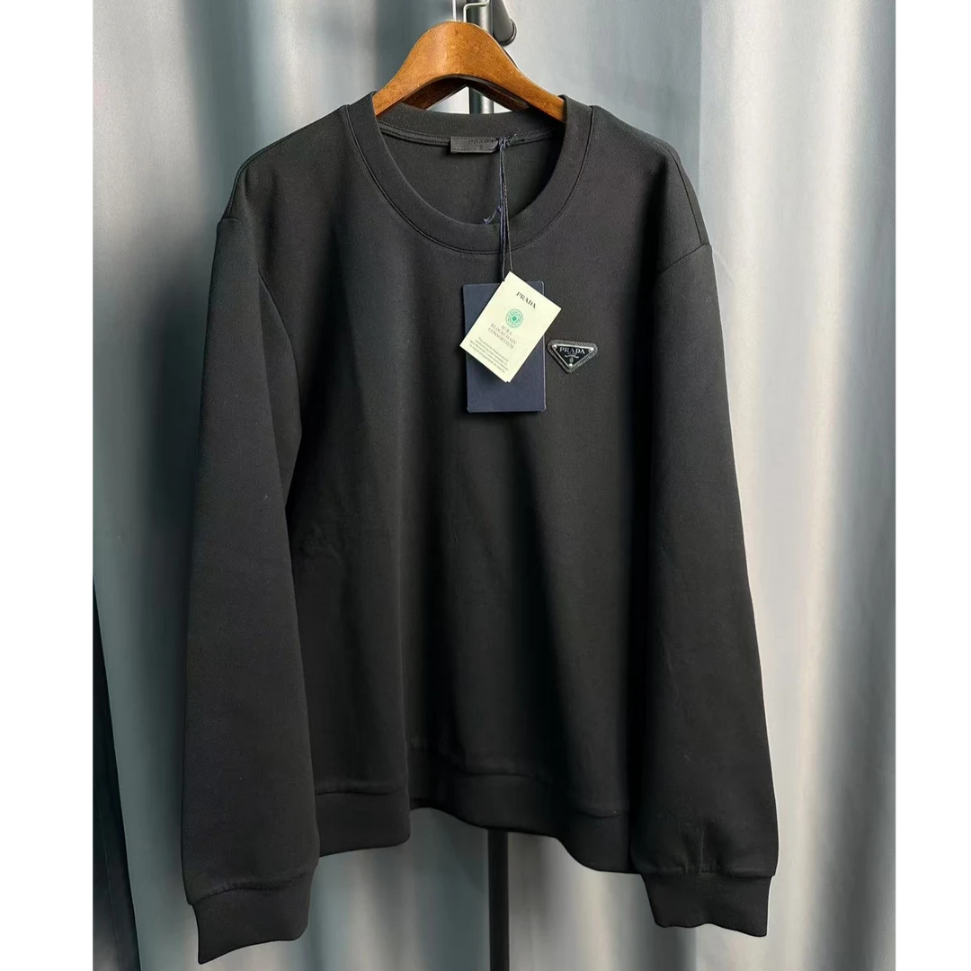 99新 Prada/普拉达 秋冬男士胸口金属标百搭经典双色卫衣