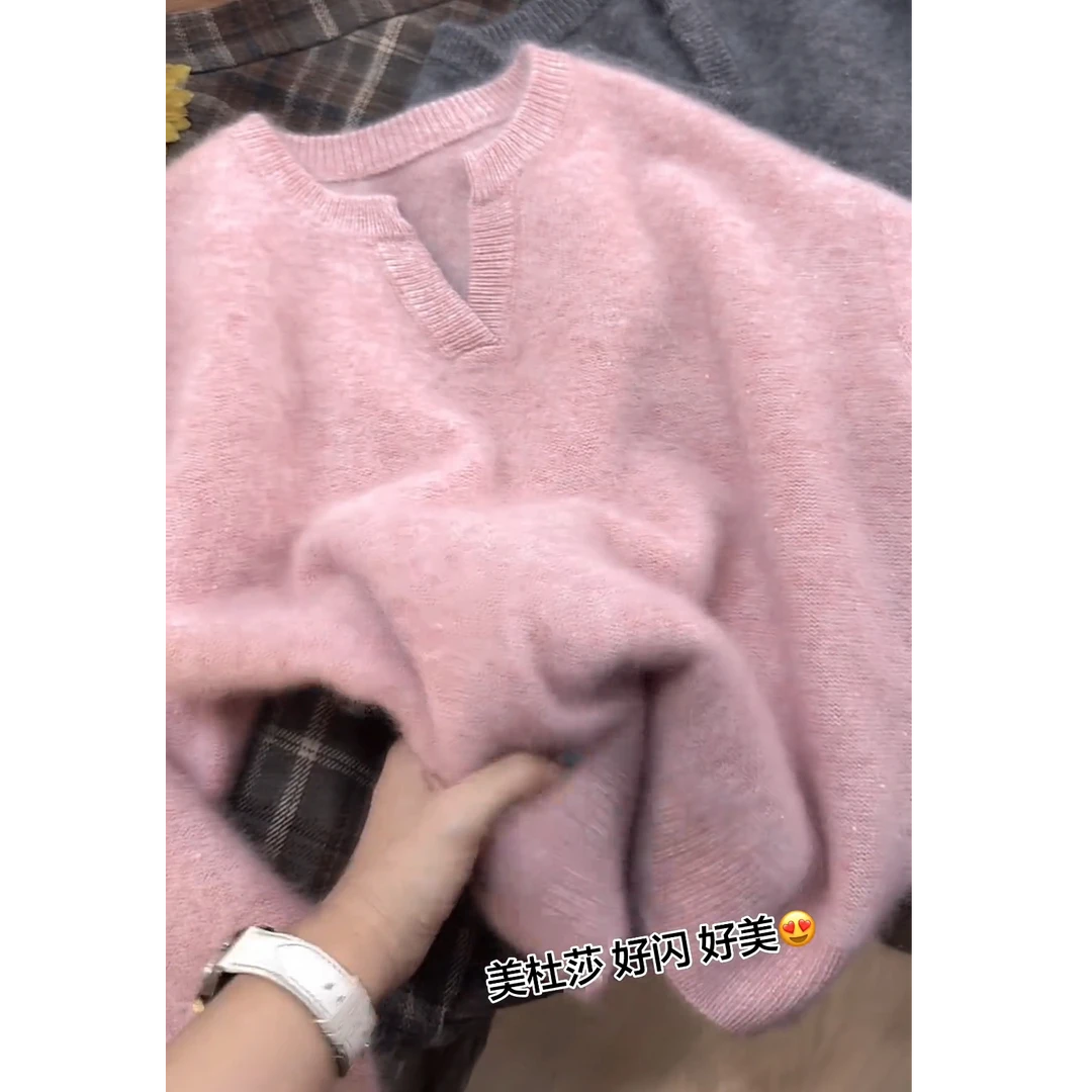 欧货韩系高级感轻奢风上衣女2026早春爆款简约风V领软糯针织衫潮