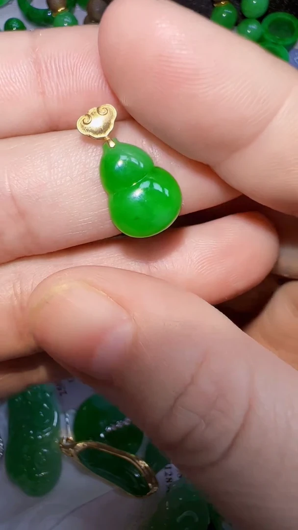 颈饰18K金镶嵌翡翠葫芦