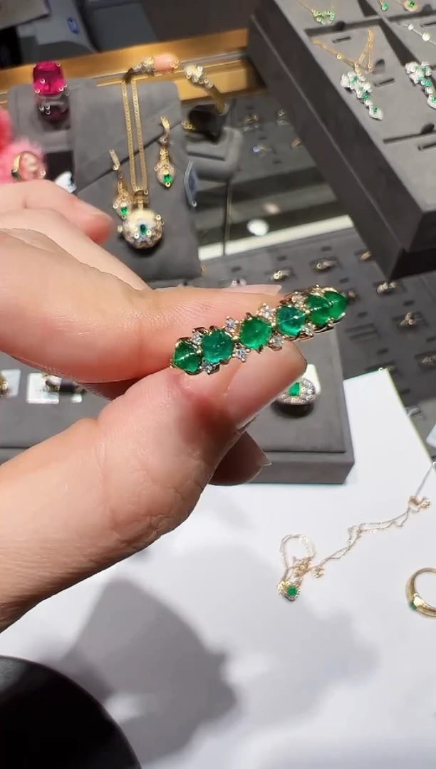 18K金镶嵌戒指祖母绿戒指