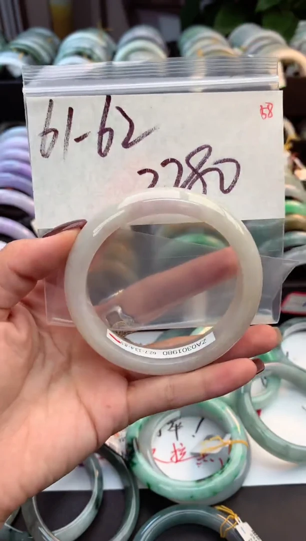 未镶嵌定制翡翠毛货需精细抛光+多人
