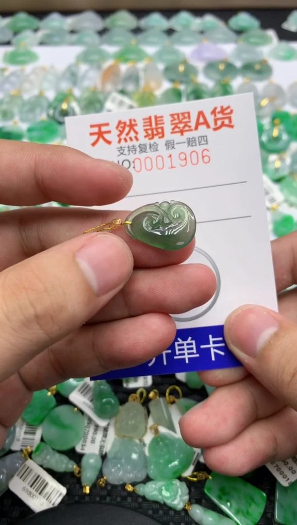 翡翠18K金镶嵌颈饰111111111111