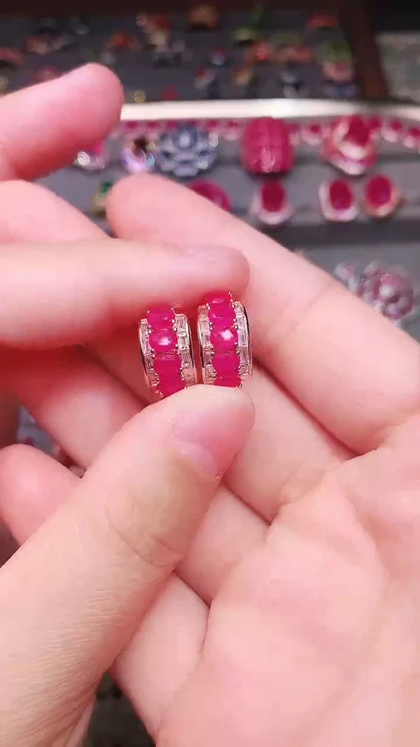 银S925镶嵌耳饰红宝石....