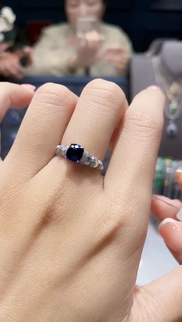 【闪购商品】蓝宝石戒指18K金镶嵌1.19克拉/皇家蓝