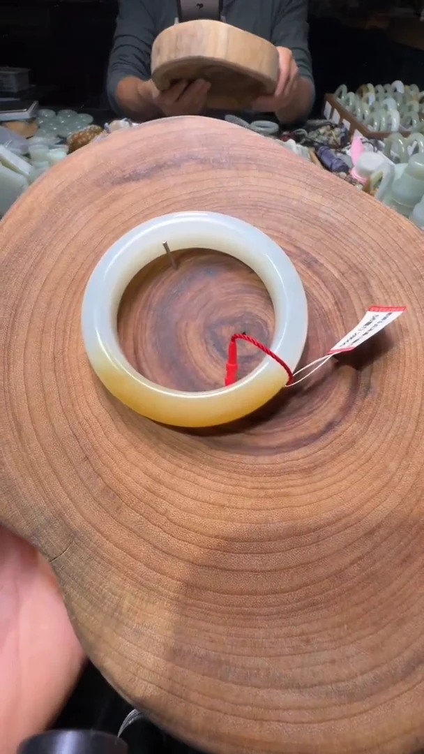 未镶嵌手镯和田玉手镯