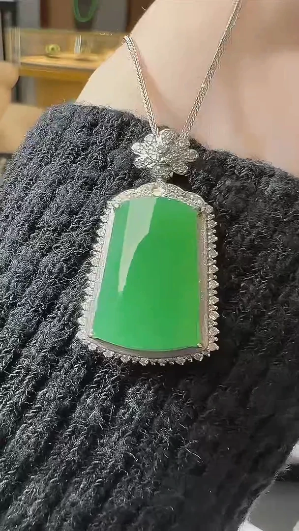 颈饰18K金镶嵌翡翠天然A货翡翠