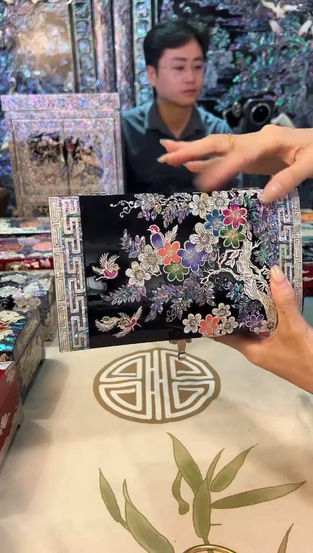 鱼锁绒布底弘贝雅螺钿漆器文化馆