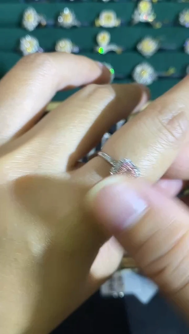 18K金镶嵌戒指钻石戒指