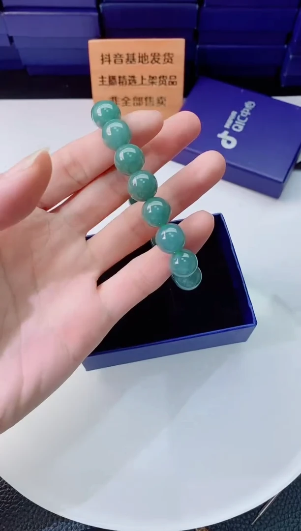 翡翠未镶嵌颈饰  `