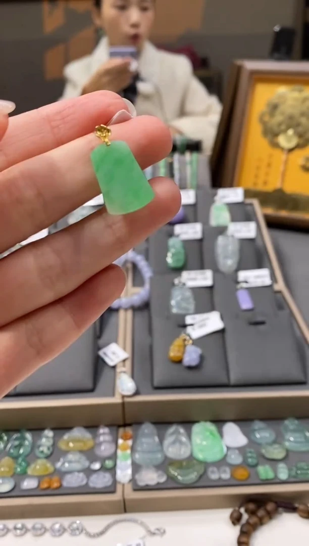 颈饰18K金镶嵌翡翠无事牌