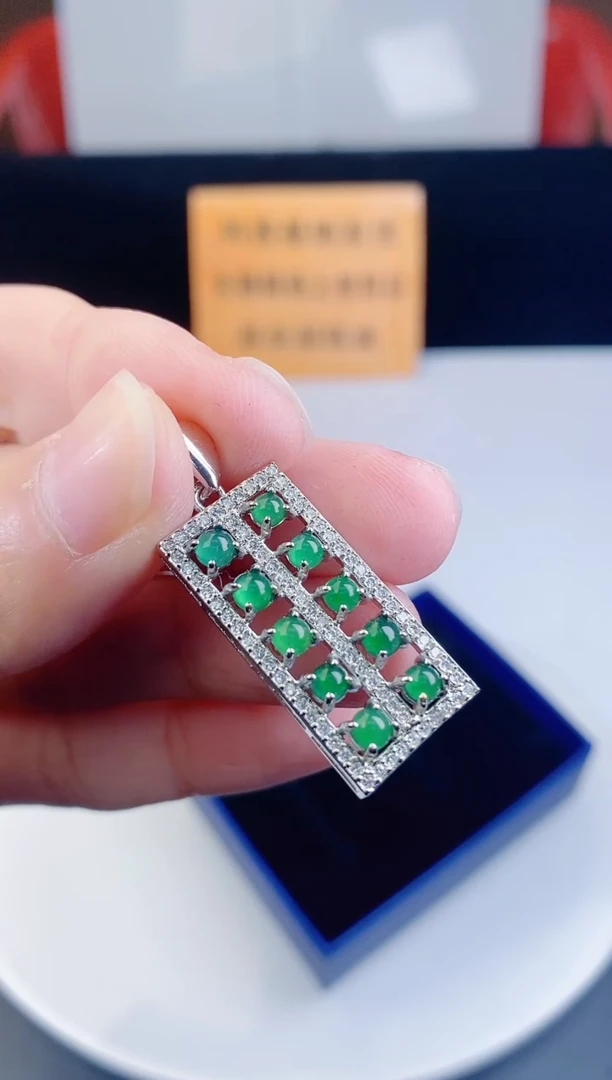 颈饰未镶嵌翡翠