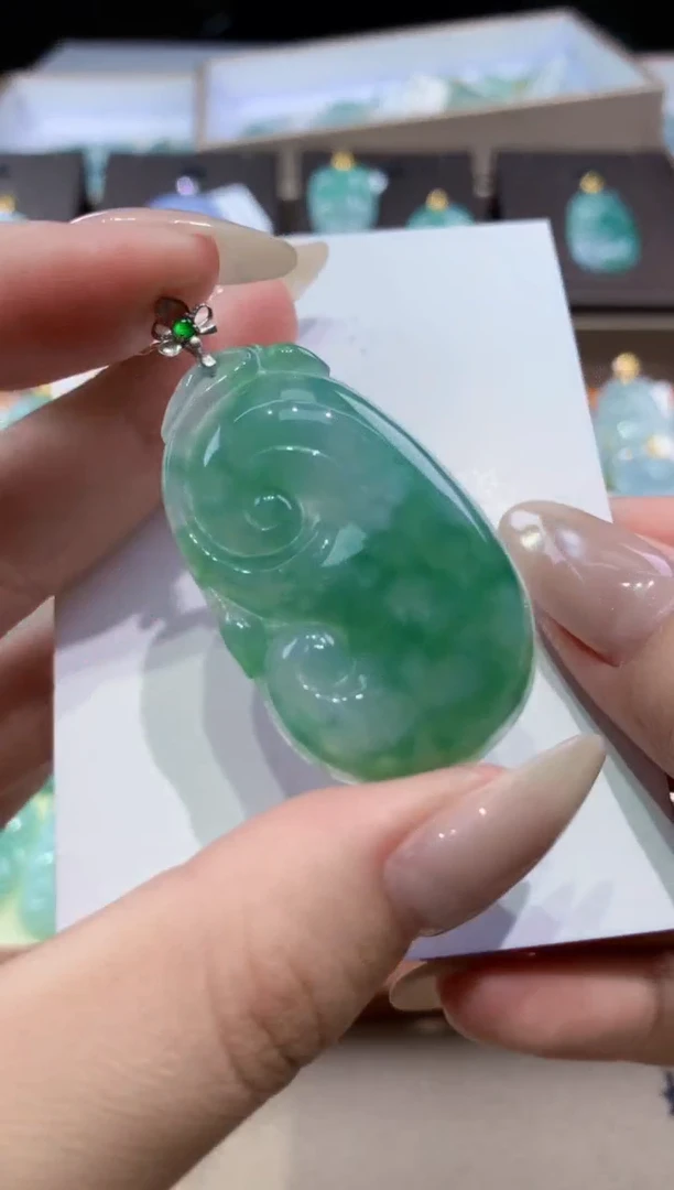 颈饰18K金镶嵌翡翠天然缅甸翡翠A货挂件