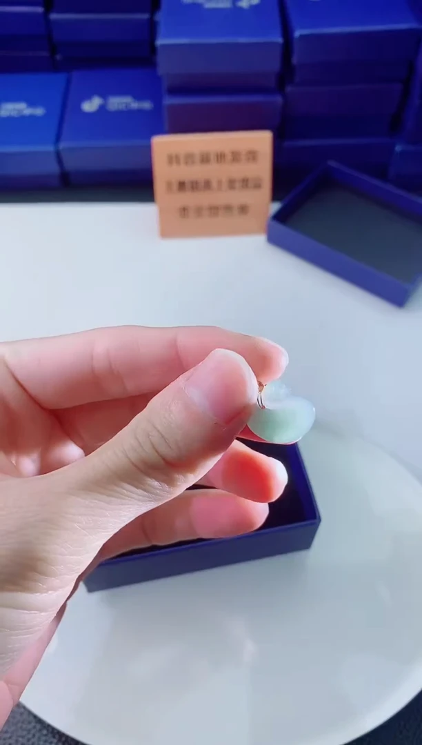 翡翠未镶嵌颈饰