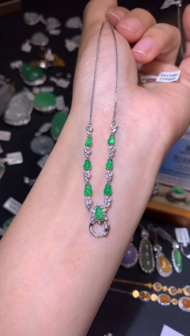 【闪购商品】翡翠吊坠(不含链)18K金镶嵌套链
