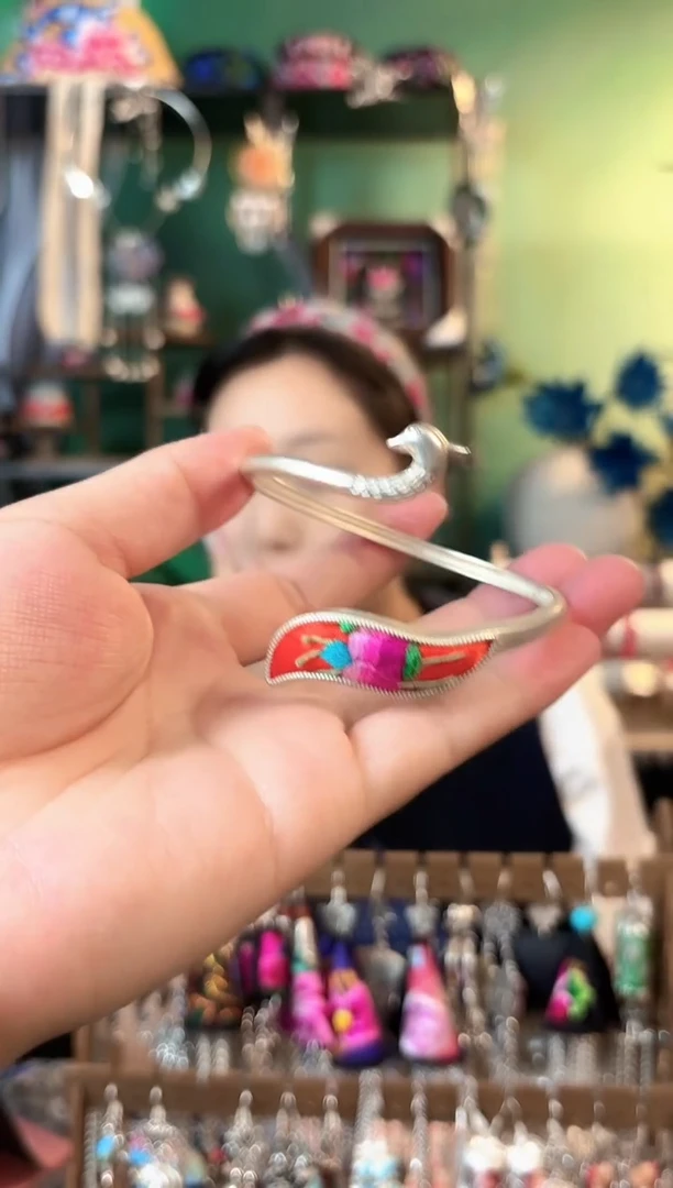 织绣彩云南阁非遗老绣饰品023