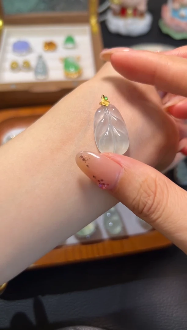 翡翠18K金镶嵌颈饰收到货品48小时鉴赏期（超时不退不换）