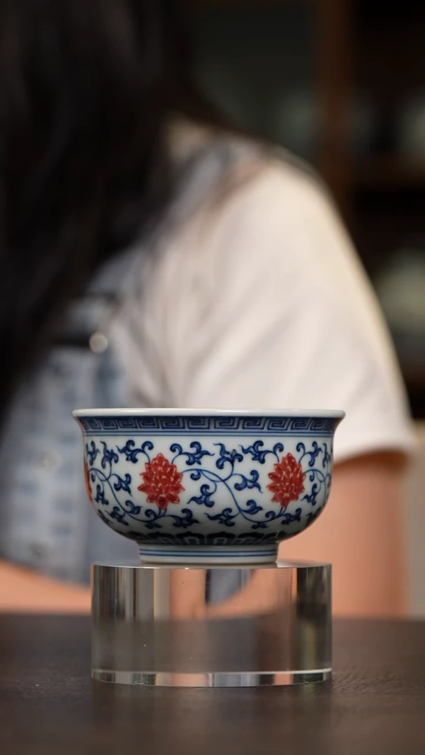 和然窑釉里红缠枝莲炉式杯