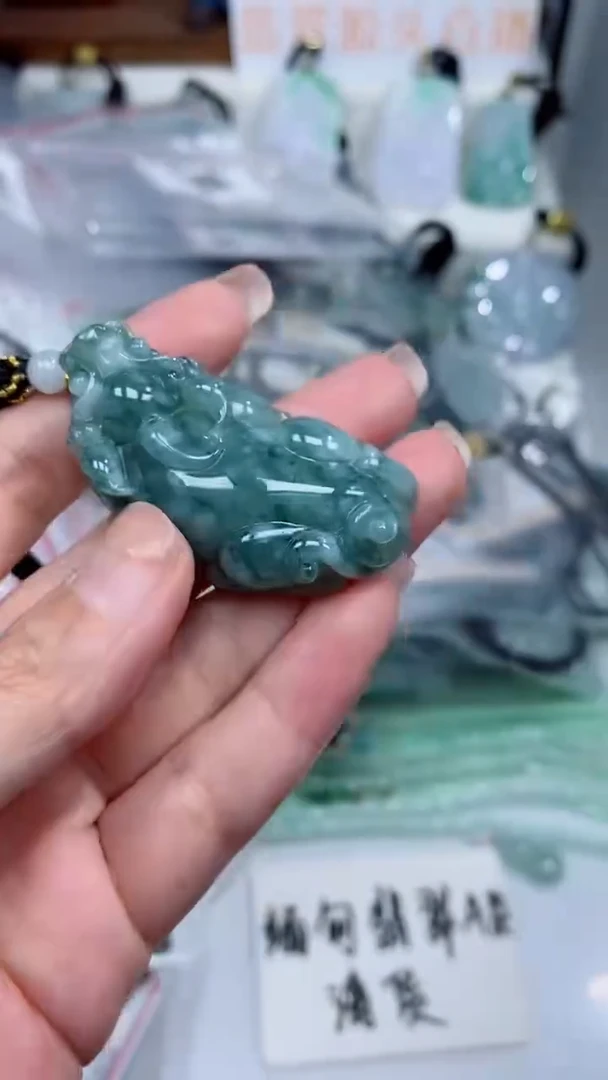 颈饰未镶嵌翡翠吊坠