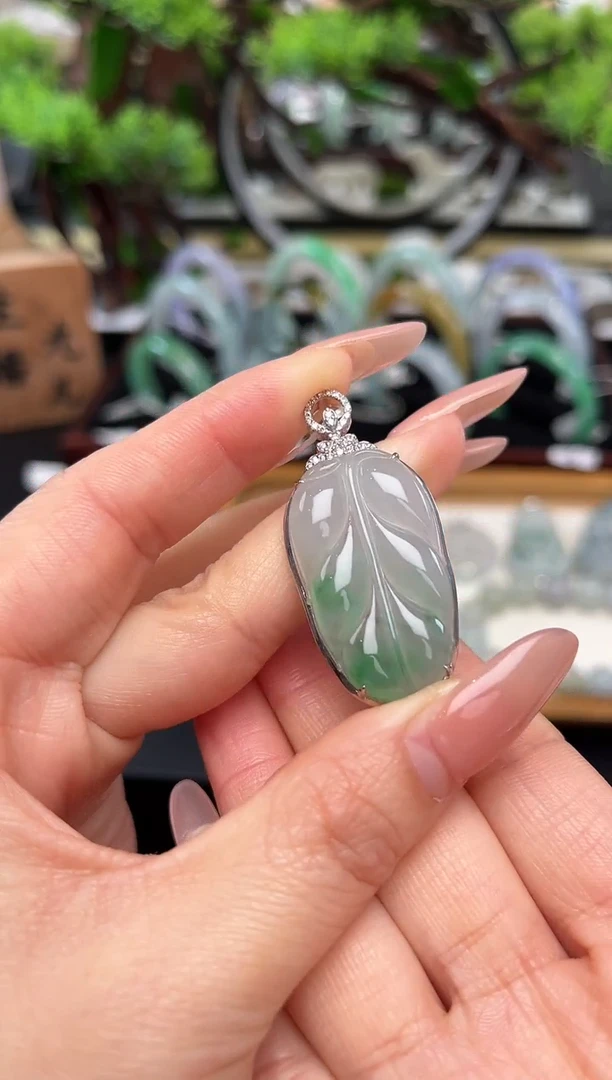 颈饰18K金镶嵌翡翠吊坠