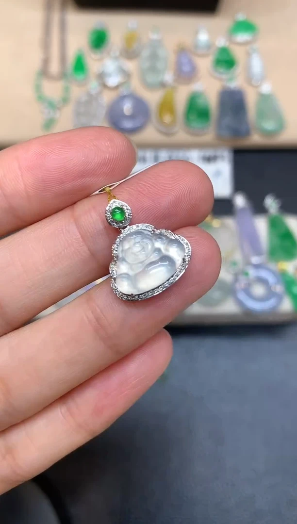 颈饰18K金镶嵌翡翠佛公【无服务费