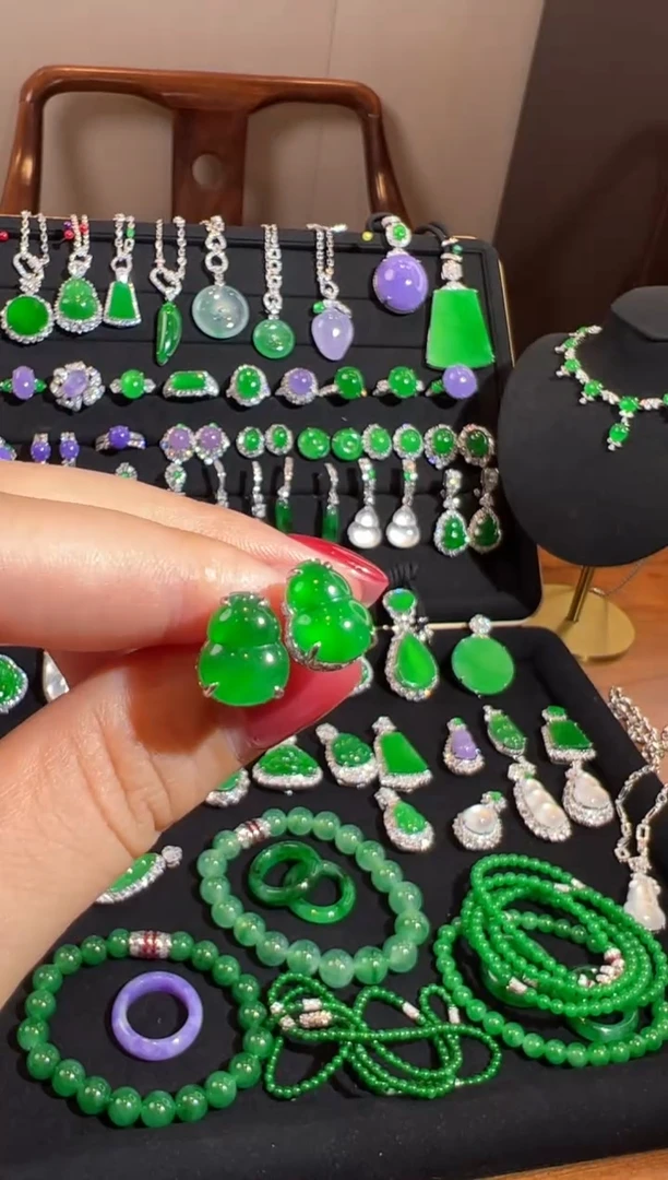 18K金镶嵌翡翠耳饰葫芦耳钉