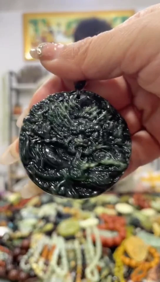 未镶嵌蛇纹石玉吊坠