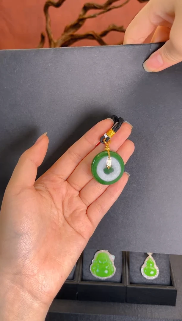 颈饰18K金镶嵌和田玉碧玉平安扣