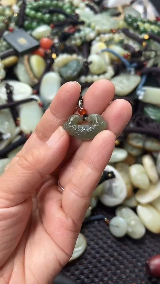 和田玉未镶嵌颈饰（多样性发一件）没有证书有瑕