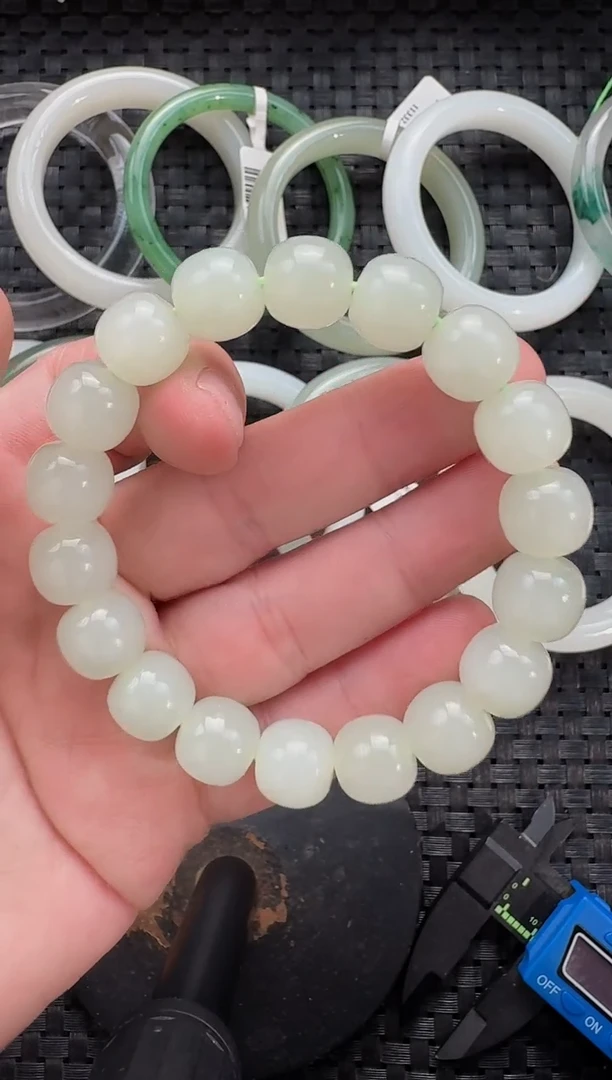 颈饰未镶嵌和田玉12*11老型晴水手串