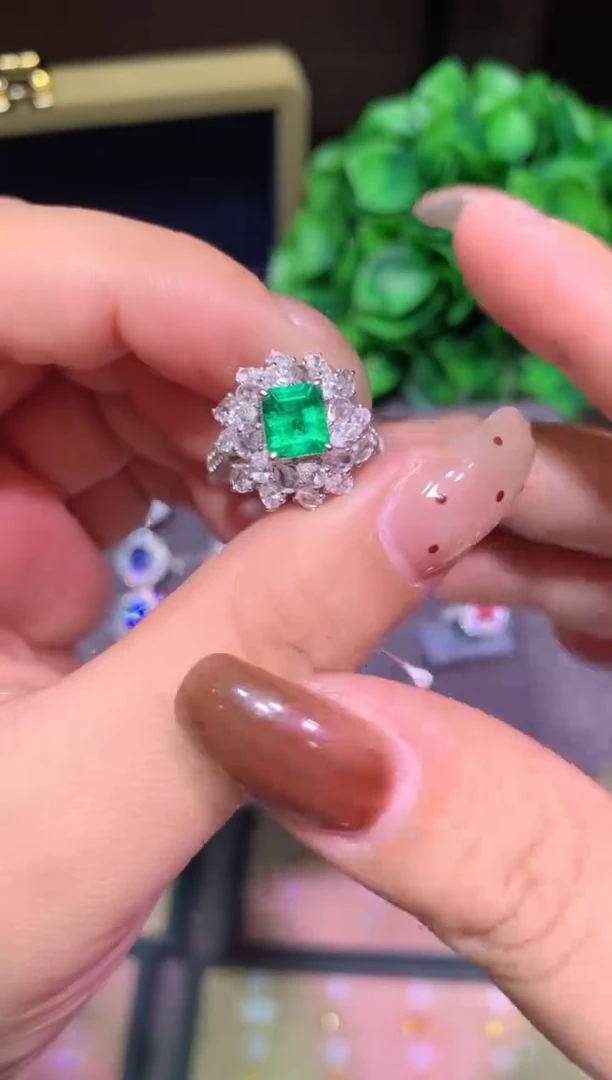 18K金镶嵌戒指祖母绿1.02ct