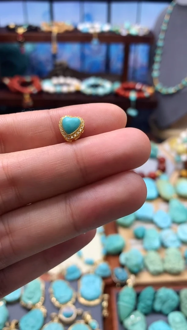 18K金镶嵌绿松石挂件爱心