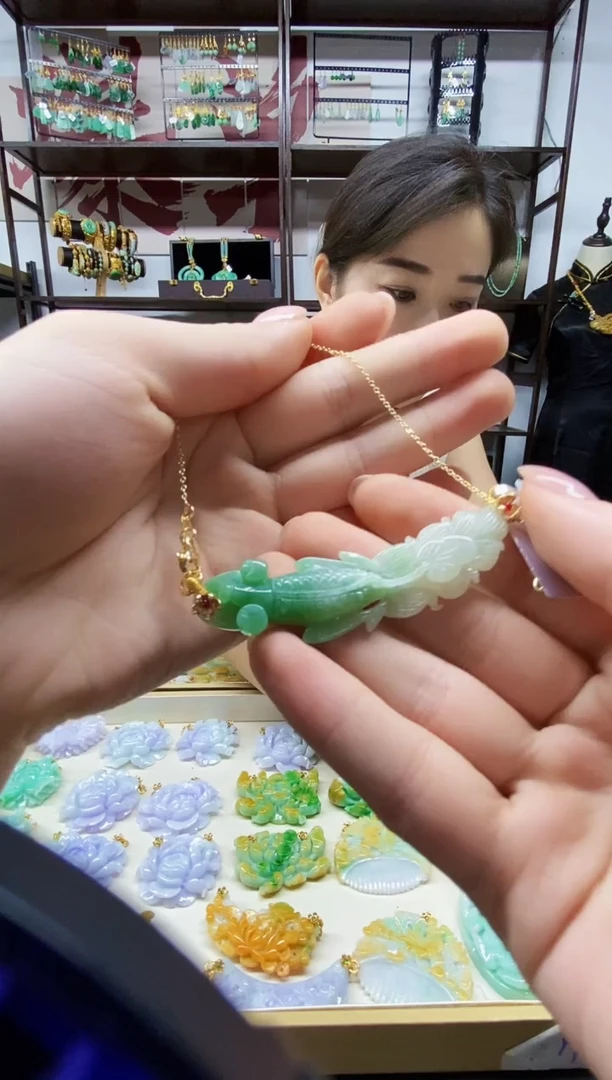 颈饰未镶嵌翡翠吊坠