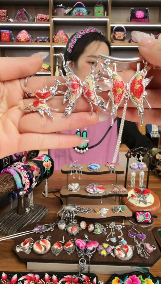 【闪购商品】织绣66蒙阿苏苗绣传承