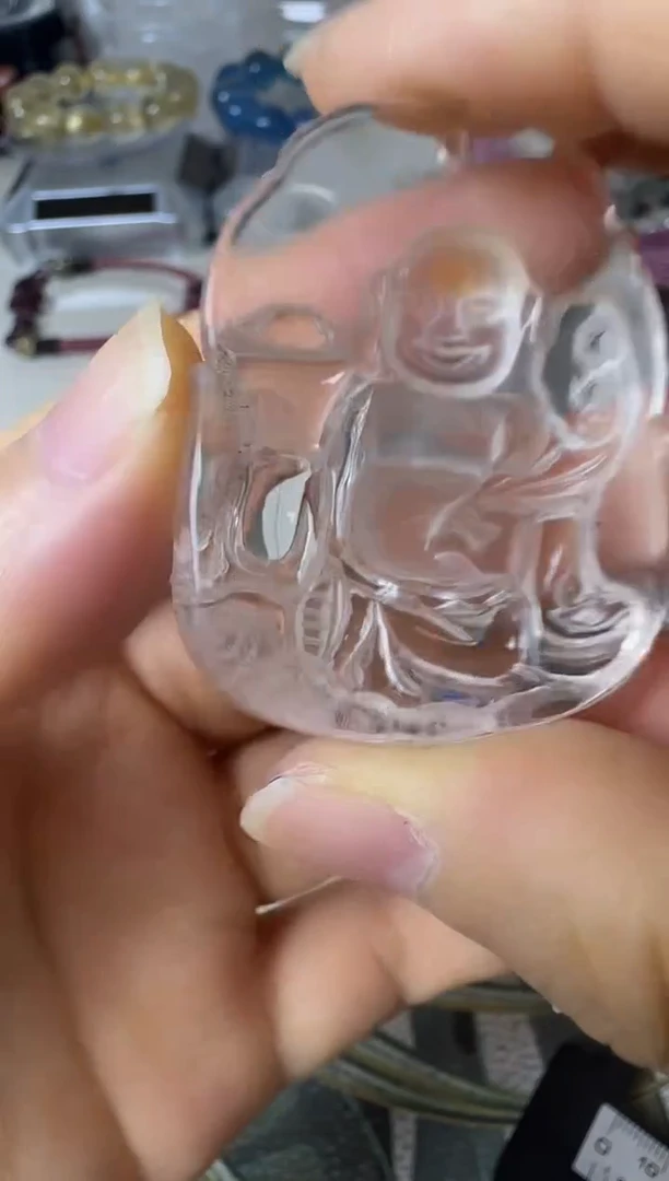 颈饰未镶嵌水晶矿坑