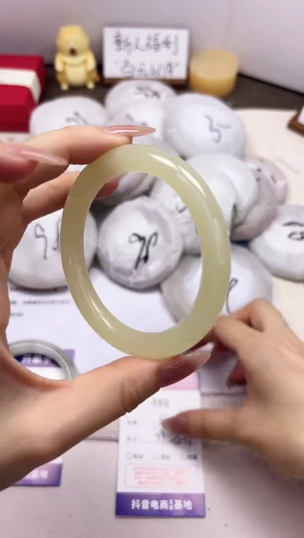 石英质玉手镯未镶嵌350-奶青美人条-圈口57