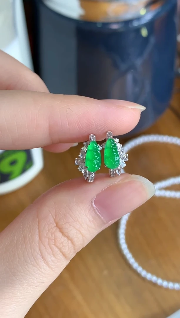 18K金镶嵌翡翠耳饰绿豆子耳包