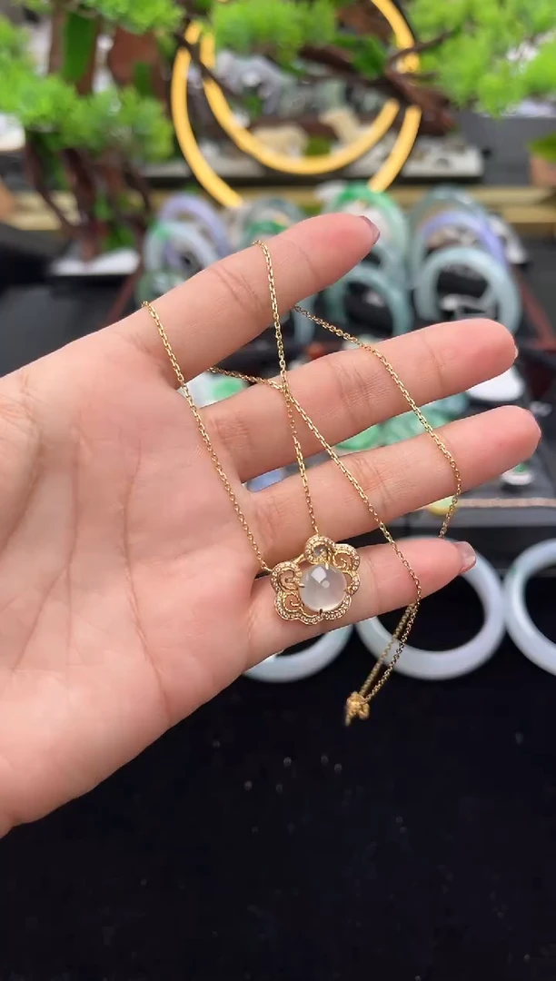 颈饰18K金镶嵌翡翠吊坠