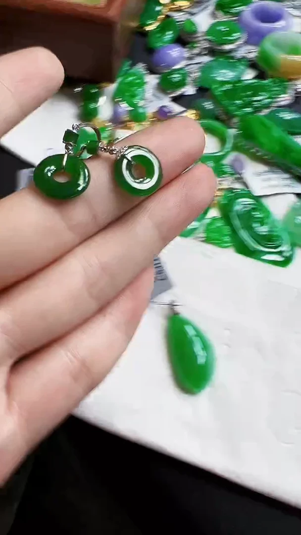 颈饰18K金镶嵌翡翠杨*耳饰