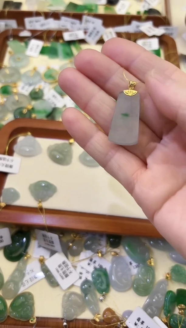颈饰18K金镶嵌翡翠心***心无事牌