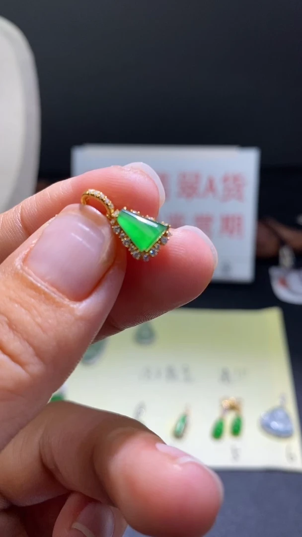 翡翠18K金镶嵌颈饰翡翠吊坠