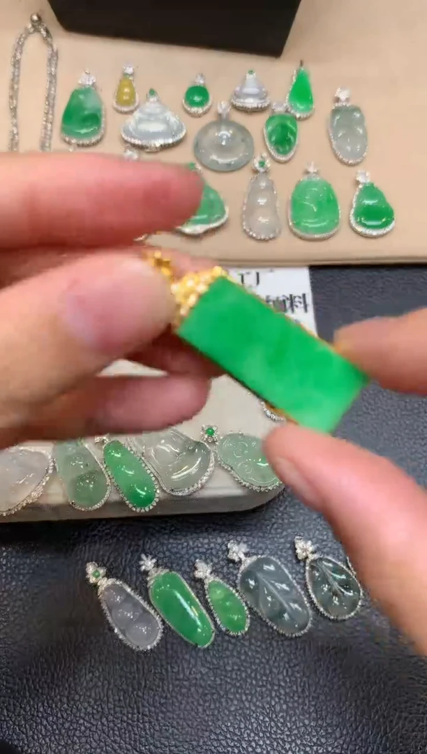 颈饰18K金镶嵌翡翠无事牌【无服务费