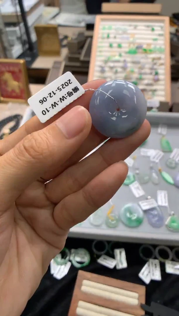 颈饰未镶嵌翡翠平安扣