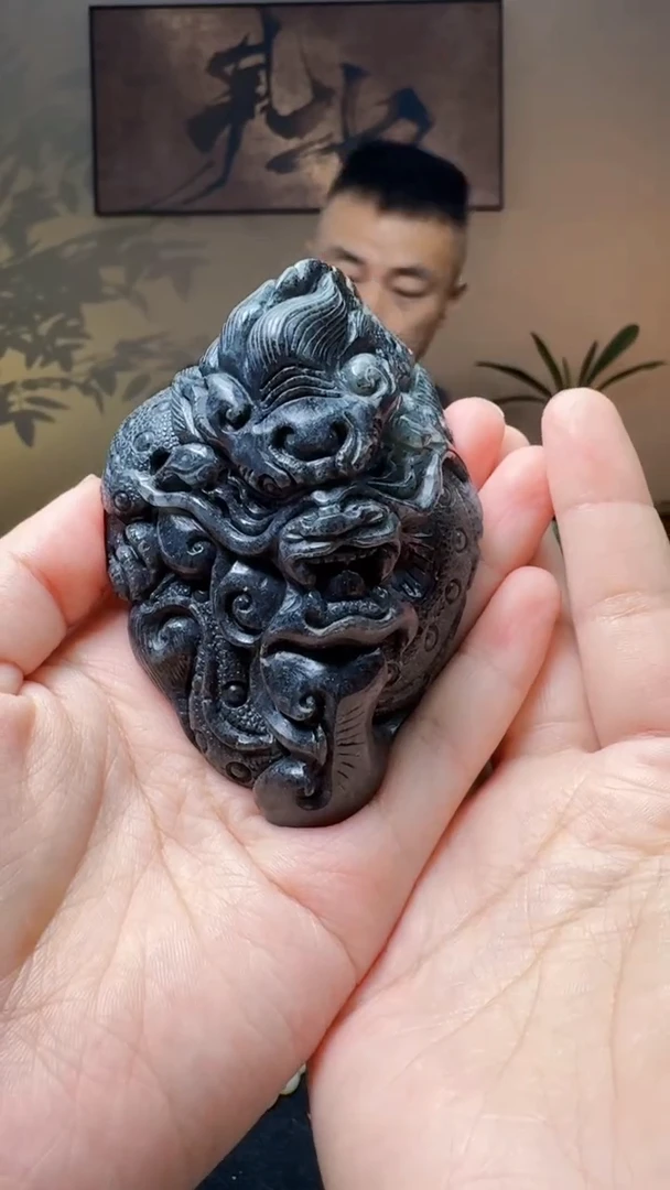 和田玉未镶嵌把件青花龙