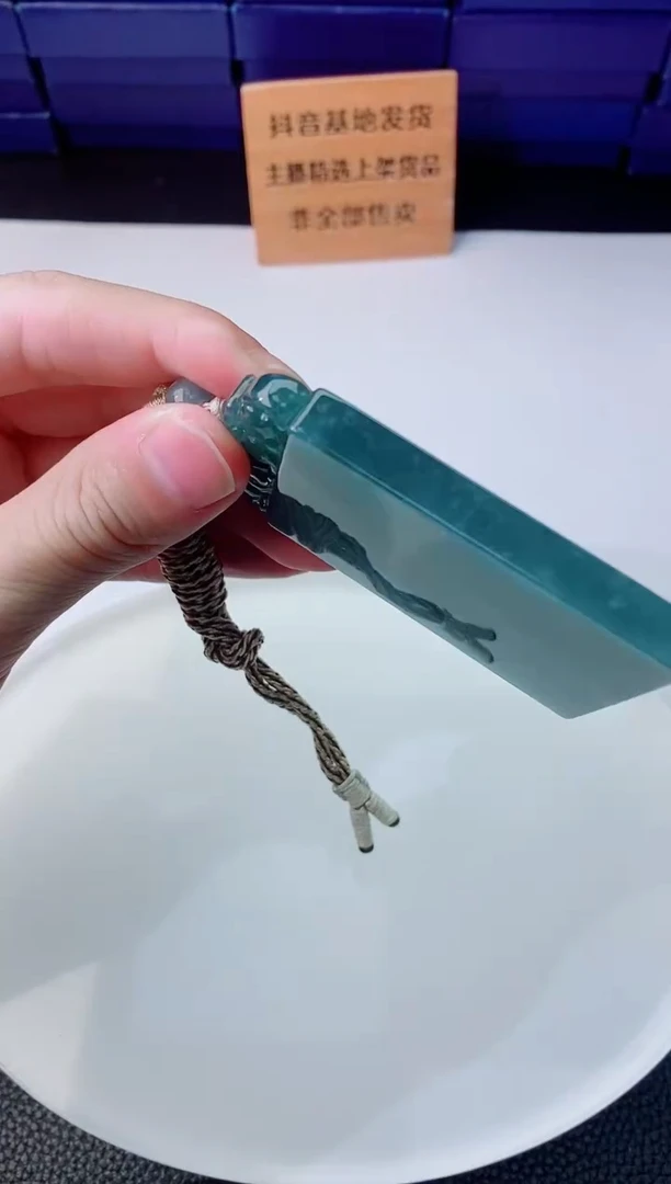 颈饰未镶嵌翡翠   `