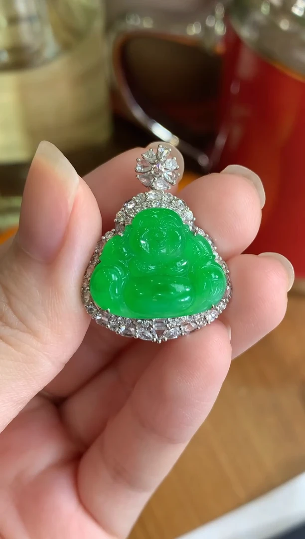 颈饰18K金镶嵌翡翠绿佛