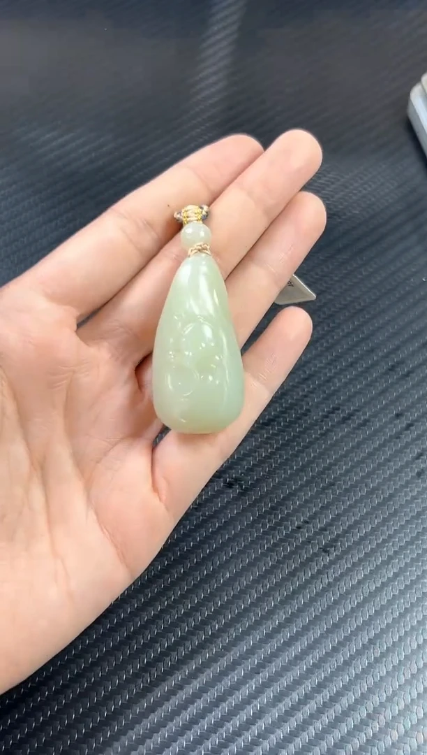 吊坠(赠链)未镶嵌和田玉且末微色差迪克兰一细