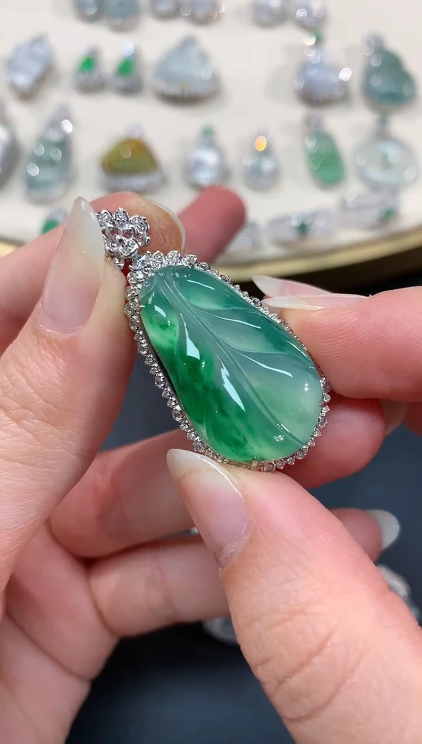 【闪购商品】翡翠吊坠(不含链)18K金镶嵌A69|39800