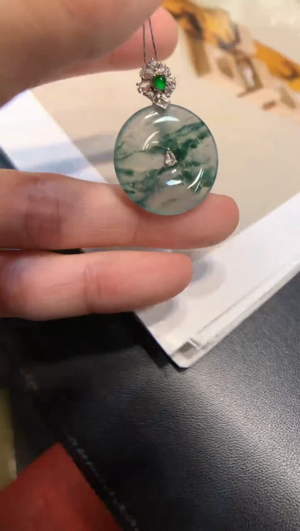 颈饰18K金镶嵌翡翠平安扣