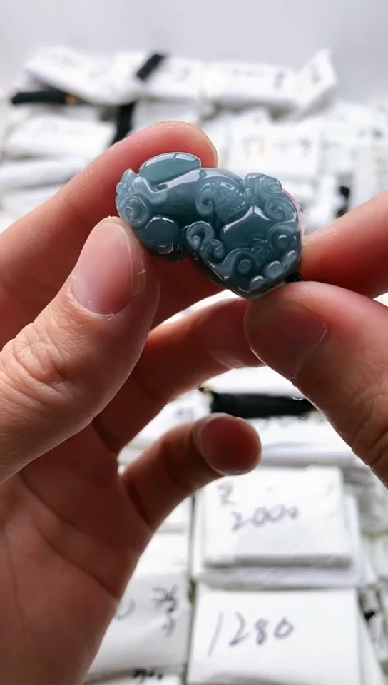 翡翠未镶嵌颈饰貔貅